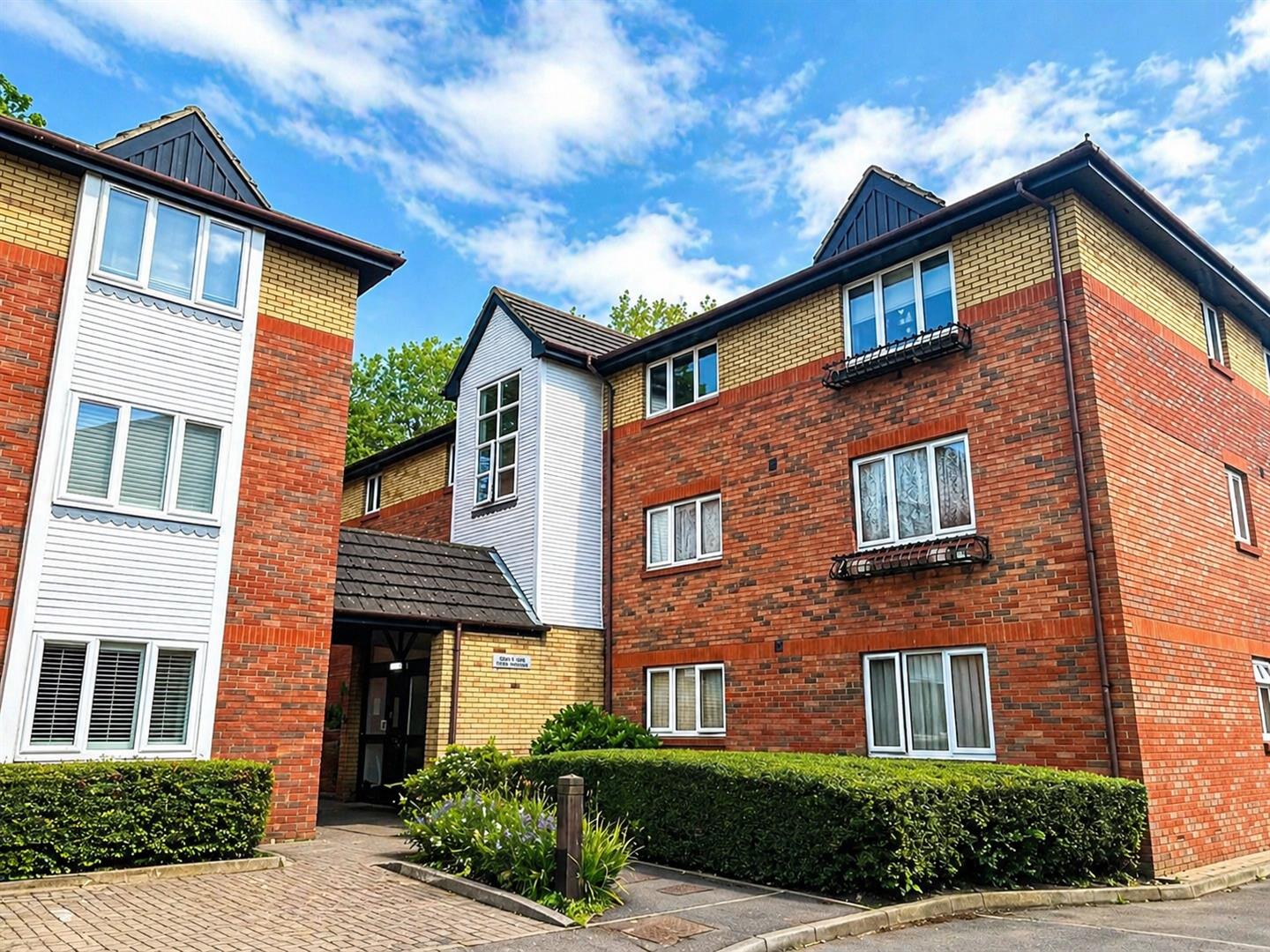 2 bed property in Dover Gardens, Carshalton